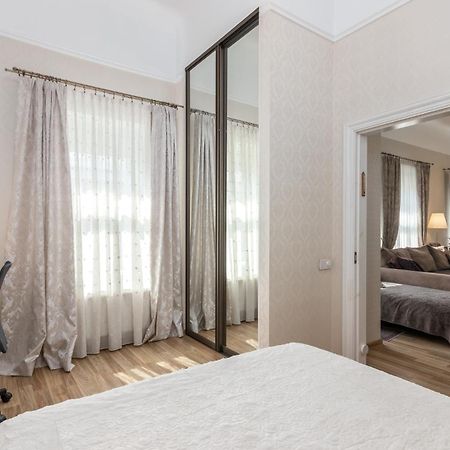 Elegant Apartment In Historical Centre & Free Locked Parking リガ エクステリア 写真