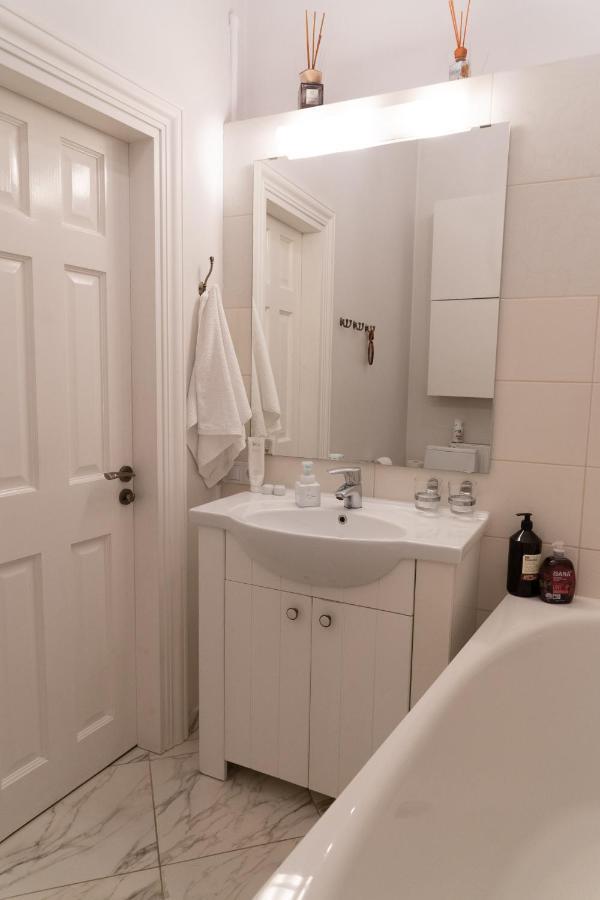 Elegant Apartment In Historical Centre & Free Locked Parking リガ エクステリア 写真